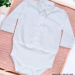 Białe koszulo-body chłopięce z długim rękawem, idealne do chrztu.