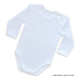 Białe body niemowlęce z długim rękawem, wykonane z gładkiej bawełny.