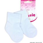 Eleganckie białe skarpetki do chrztu dla niemowlaka, bawełniane i gładkie.