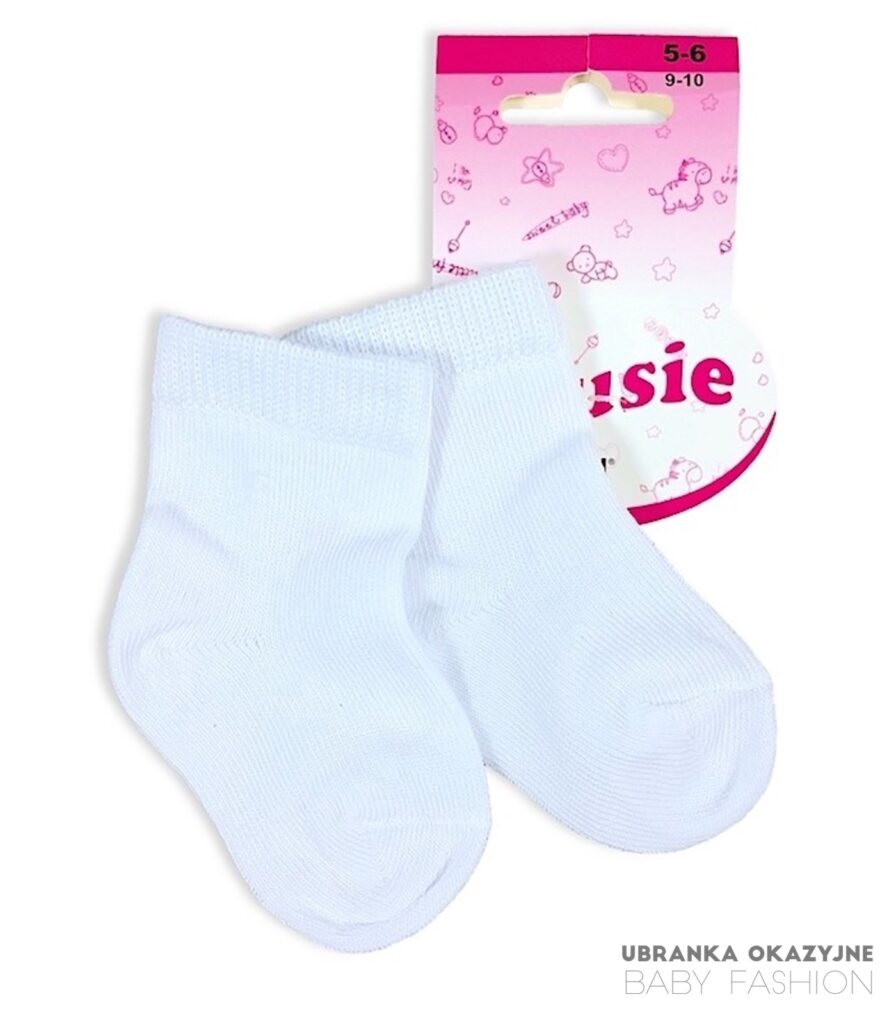 Eleganckie białe skarpetki do chrztu dla niemowlaka, bawełniane i gładkie.