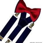 granatowe szelki i bordowo-granatowa mucha dla dziecka do chrztu lub na roczek.