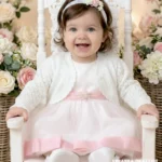 Eleganckie bolerko niemowlęce do chrztu - biały ażurowy sweterek