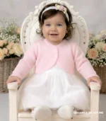 Eleganckie różowe bolerko do chrztu dla dziewczynki. Wizytowy sweterek niemowlęcy w kolorze jasnego różu, idealny na wesele i uroczystości.