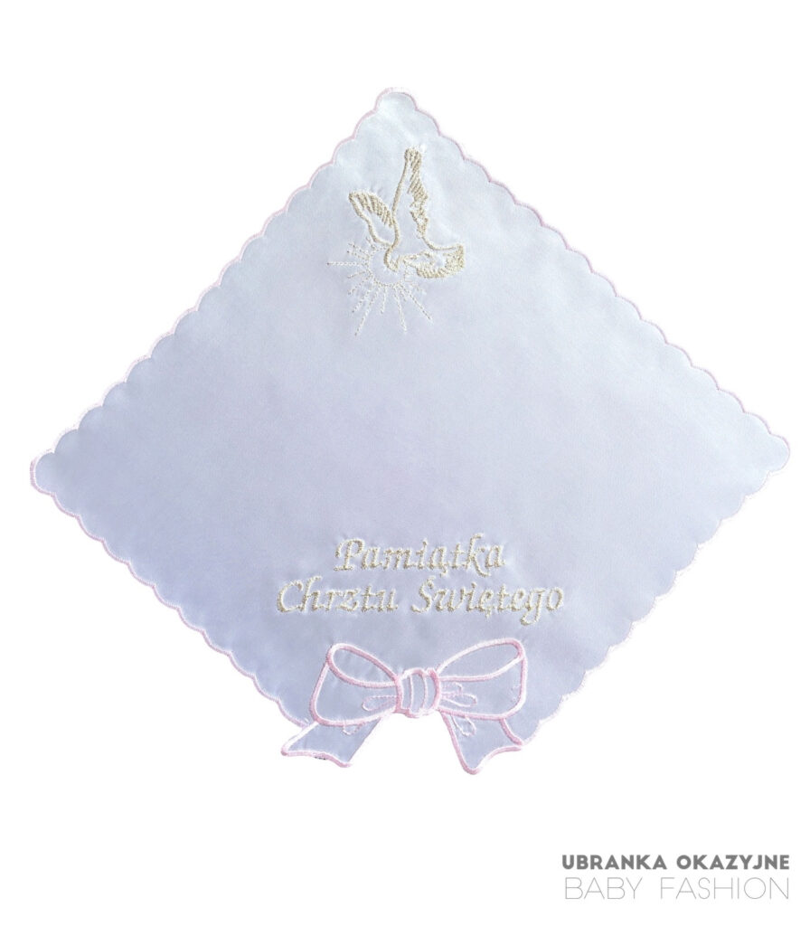 Atłasowa szatka do chrztu dla dziewczynki z różową kokardką i haftem srebrnego gołąbka