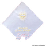 Atłasowa szatka do chrztu dla dziewczynki z haftem złotego serca i różową kokardką, obszyta różową nicią