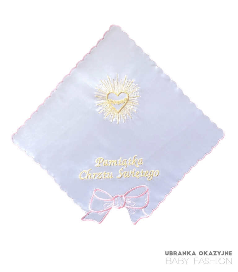 Atłasowa szatka do chrztu dla dziewczynki z haftem złotego serca i różową kokardką, obszyta różową nicią