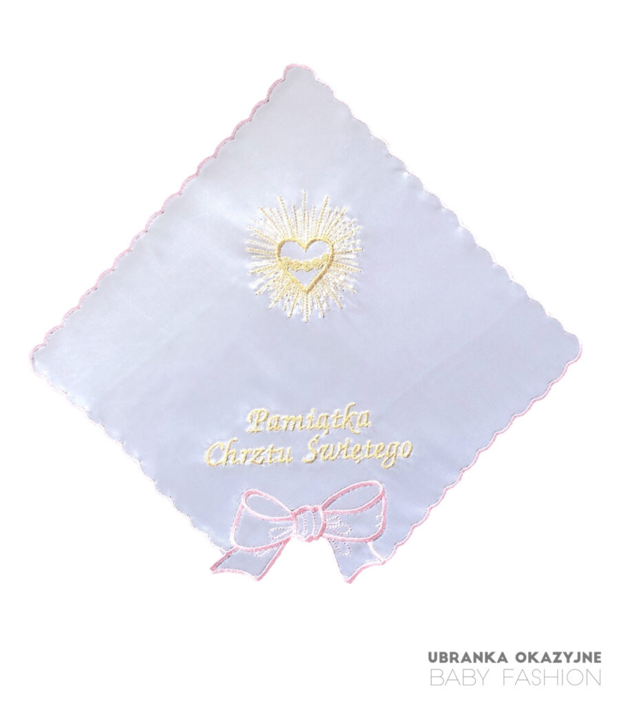 Atłasowa szatka do chrztu dla dziewczynki z haftem złotego serca i różową kokardką, obszyta różową nicią