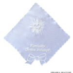 Atłasowa szatka do chrztu z haftem srebrnego serca i białą kokardką - Pamiątka Chrztu Świętego