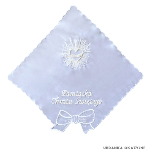 Atłasowa szatka do chrztu z haftem srebrnego serca i białą kokardką - Pamiątka Chrztu Świętego