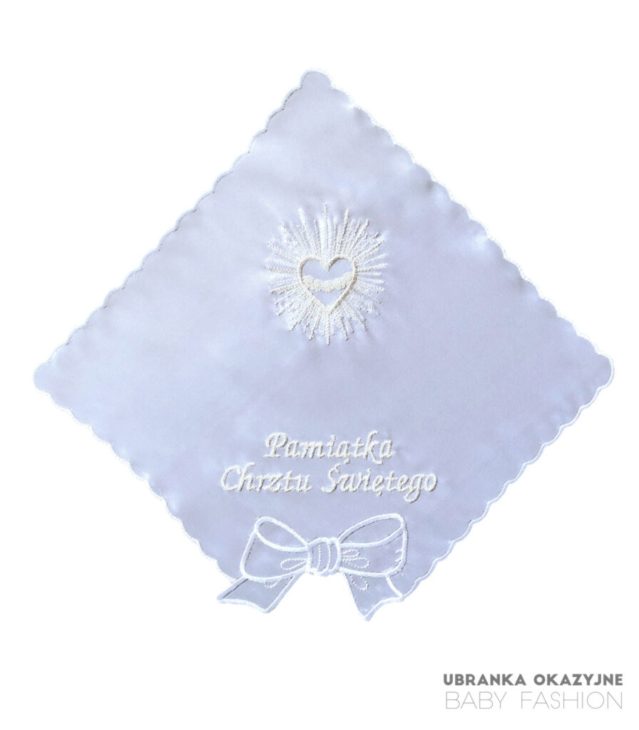 Atłasowa szatka do chrztu z haftem srebrnego serca i białą kokardką - Pamiątka Chrztu Świętego