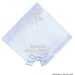 Atłasowa szatka do chrztu z haftowanym srebrnym gołąbkiem i błękitną kokardką - Pamiątka Chrztu Świętego