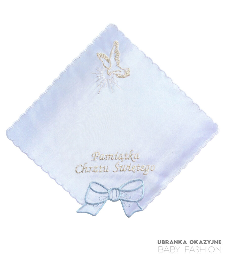Atłasowa szatka do chrztu z haftowanym srebrnym gołąbkiem i błękitną kokardką - Pamiątka Chrztu Świętego