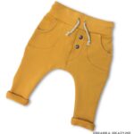 Spodnie musztardowe z dzianiny dla niemowlaka.