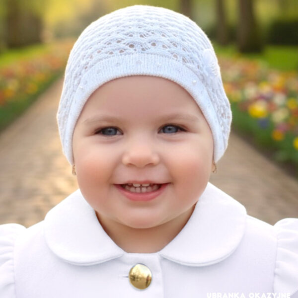 Biała ażurowa czapka do chrztu dla dziewczynki - eleganckie nakrycie głowy dla niemowlaka 0-8 miesięcy