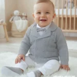 Elegancki szary sweterek dla niemowlaka stylizowany na dwurzędową marynarkę, idealny na chrzest i uroczystości.