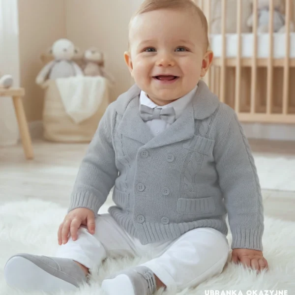 Elegancki szary sweterek dla niemowlaka stylizowany na dwurzędową marynarkę, idealny na chrzest i uroczystości.