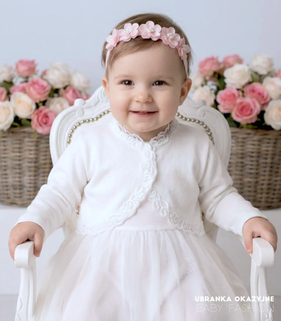 Eleganckie białe bolerko dla dziewczynki z delikatną koronką, idealne do chrztu.