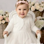 Eleganckie bolerko ecru dla dziewczynki z koronkowym wykończeniem - idealne do chrztu i na wesele
