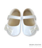 Białe lakierki z kokardą dla niemowlaka do chrztu