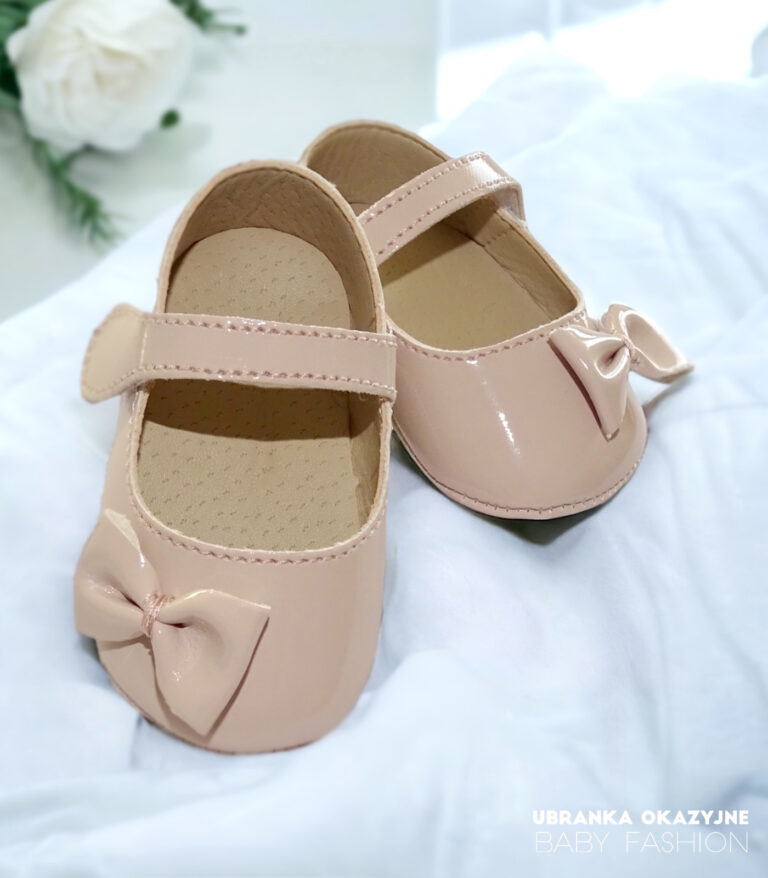Beżowe lakierki do chrztu dla dziewczynki z kokardą