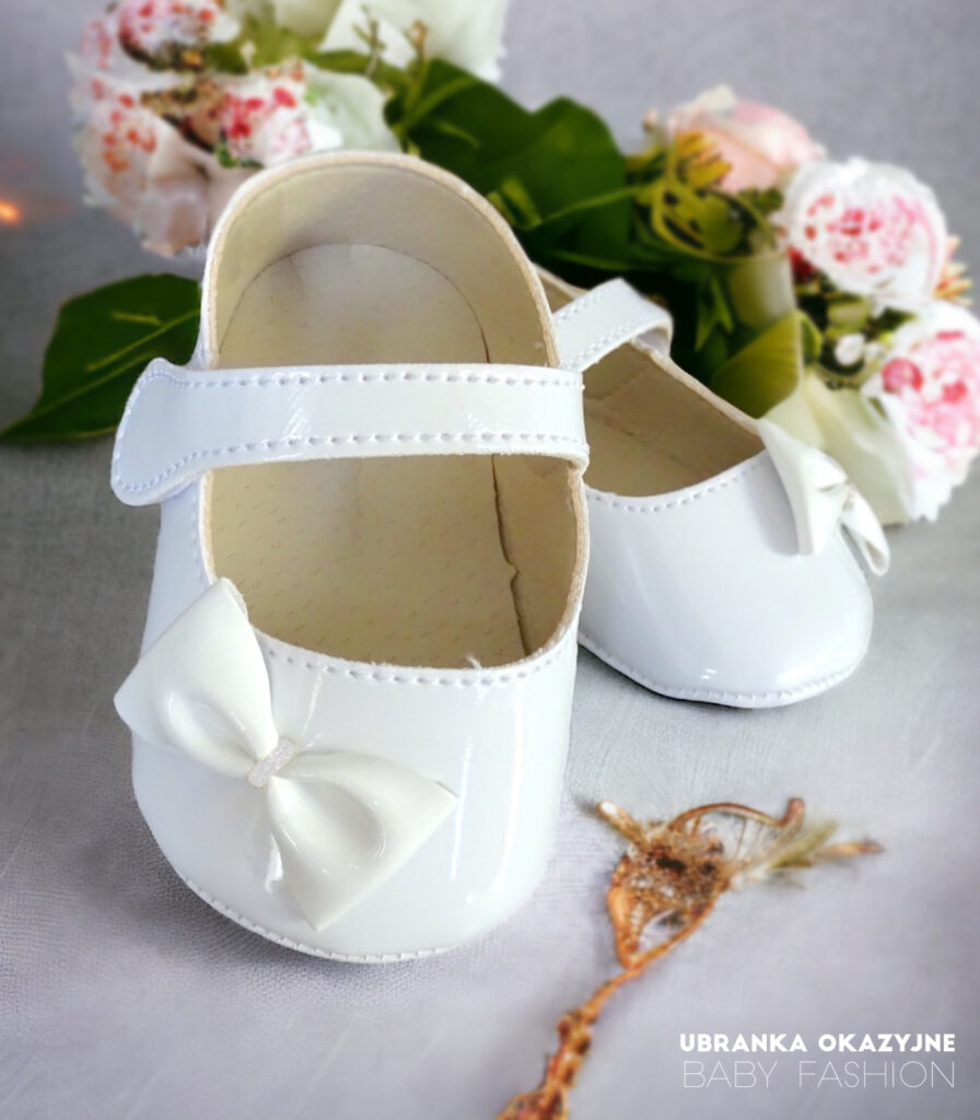 Białe lakierki do chrztu dla niemowlaka ozdobione kokardką - eleganckie buciki dla dziewczynki.