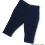 Granatowe spodnie wizytowe dla małego dziecka z ozdobnym guzikiem