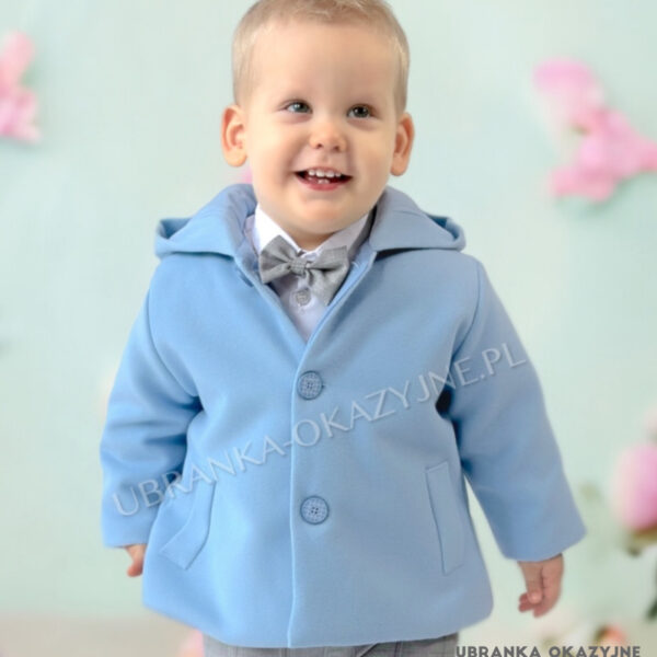 Błękitna kurtka płaszczyk dla niemowlaka z kapturem i widoczną pikowaną podszewką.