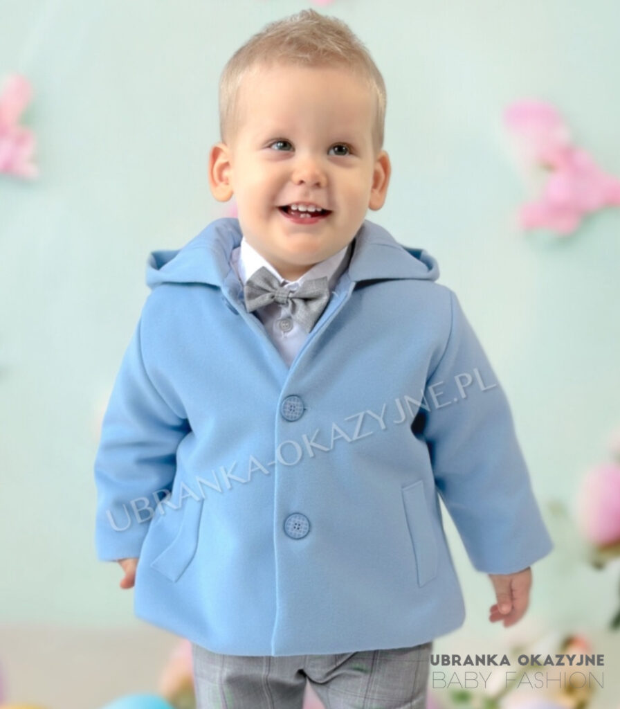 Błękitna kurtka płaszczyk dla niemowlaka z kapturem i widoczną pikowaną podszewką.
