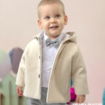 Elegancki beżowy płaszczyk niemowlęcy z kapturem i białą pikowaną podszewką - ciepła kurtka wizytowa