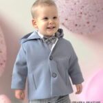 Elegancki szary płaszczyk do chrztu, wizytowa kurtka niemowlęca zapinana na guziki.