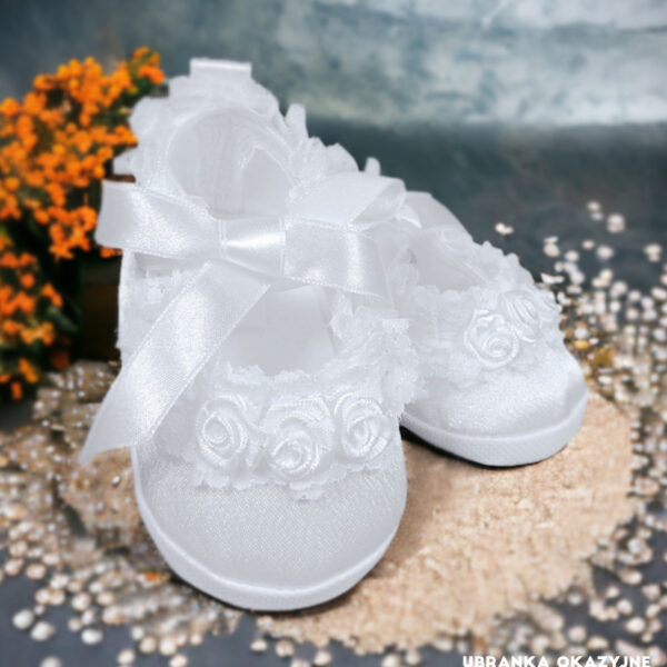 Białe satynowe balerinki do chrztu dla niemowlaka z różyczkami i wstążką
