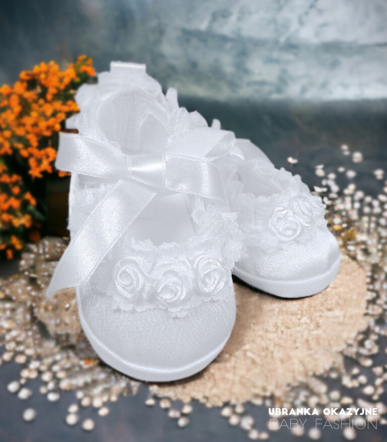 Białe satynowe balerinki do chrztu dla niemowlaka z różyczkami i wstążką