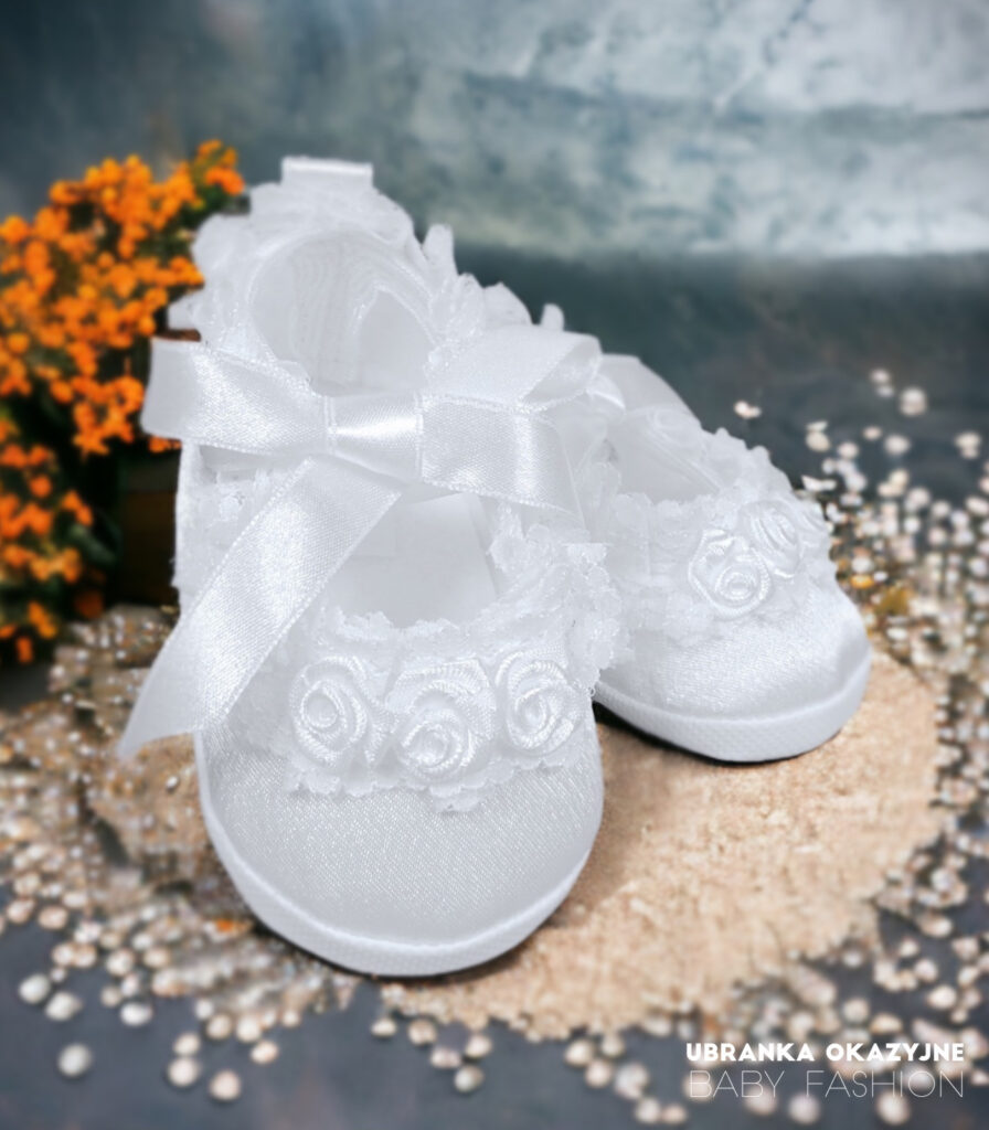 Białe satynowe balerinki do chrztu dla niemowlaka z różyczkami i wstążką