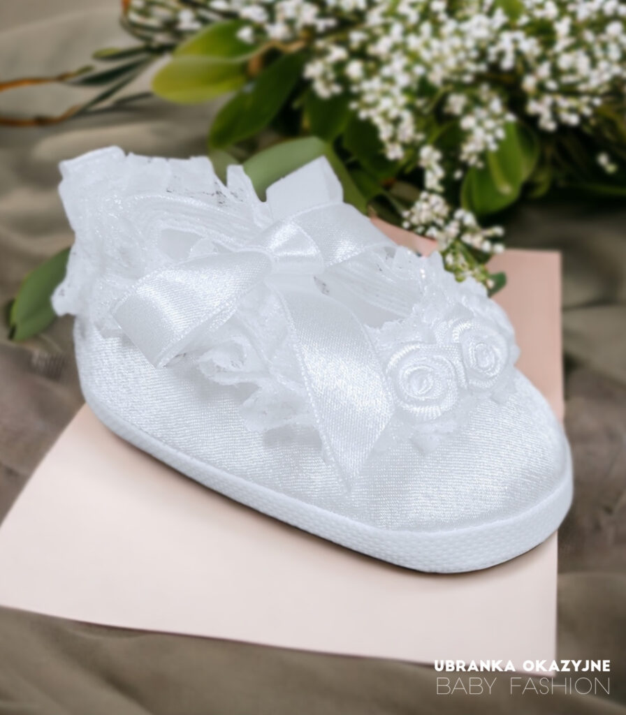 Balerinki Białe dla niemowlaka do chrztu z różyczkami.