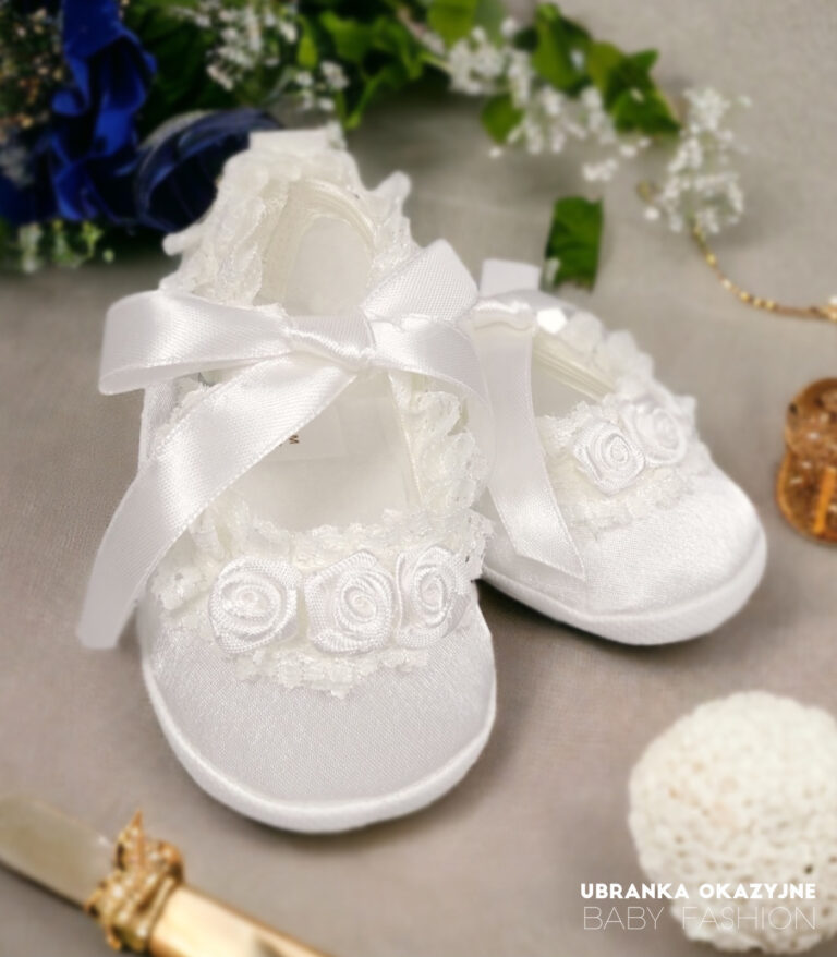 Balerinki do chrztu dla dziewczynki ecru zdobione koronką i atłasową wstążką.