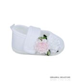 Balerinki Białe dla niemowlaka do chrztu z kwiatami