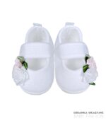 Balerinki Białe dla niemowlaka do chrztu z kwiatami