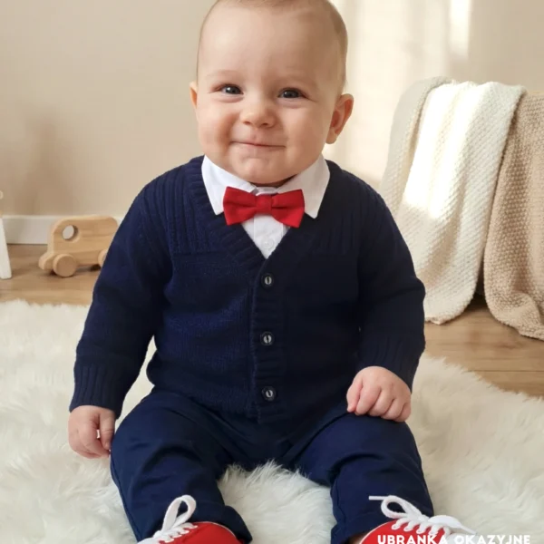 Granatowy sweterek niemowlęcy rozpinany dla chłopca - elegancki styl