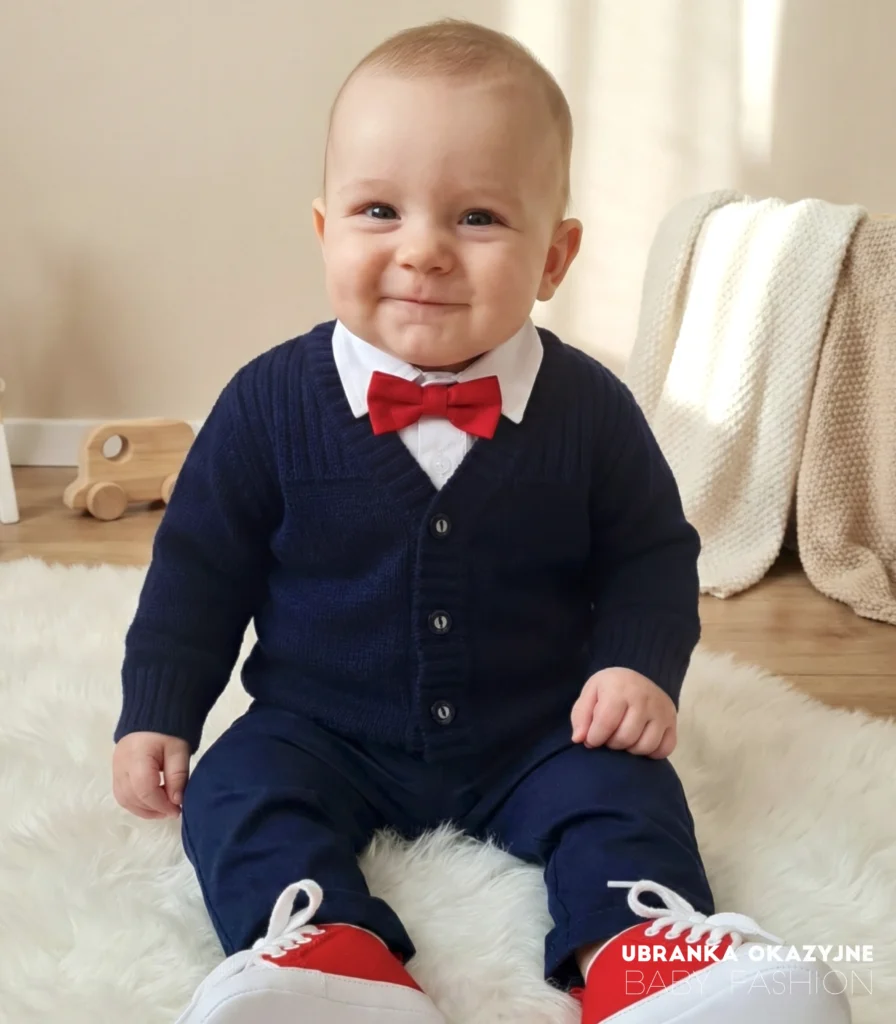 Granatowy sweterek niemowlęcy rozpinany dla chłopca - elegancki styl