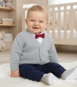 Szary gładki sweterek dla chłopca zapinany na guziki - elegancka stylizacja niemowlęca.