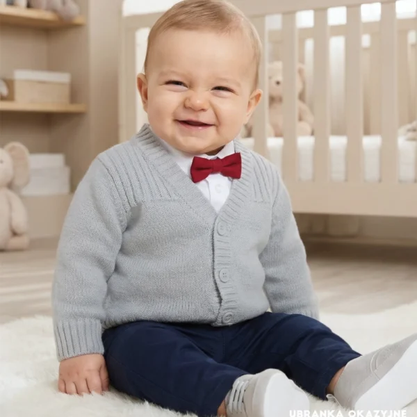 Szary gładki sweterek dla chłopca zapinany na guziki - elegancka stylizacja niemowlęca.
