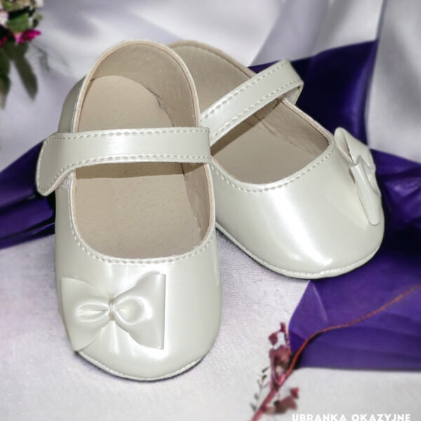Eleganckie perłowe lakierki niechodki z kokardką do chrztu dla dziewczynki zapinane na rzep