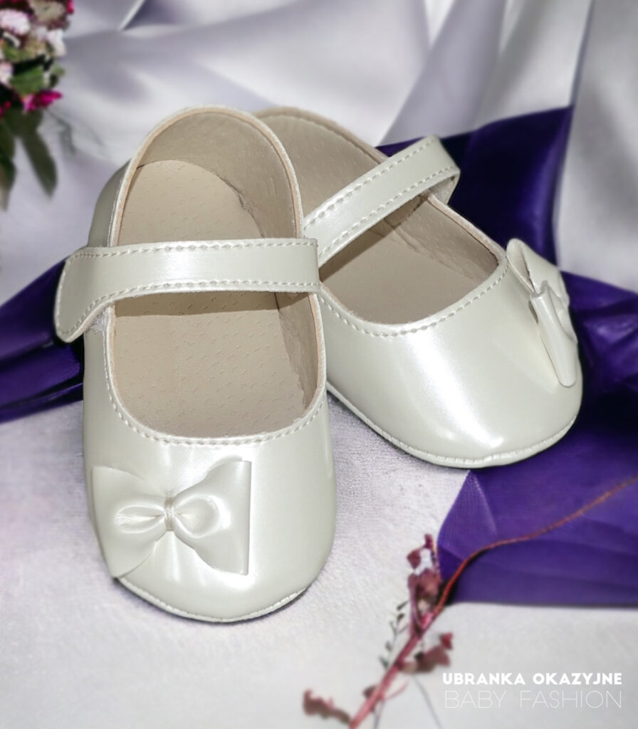 Eleganckie perłowe lakierki niechodki z kokardką do chrztu dla dziewczynki zapinane na rzep