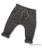 Wygodne szare spodnie baggy dla chłopca z obniżonym krokiem i sznurkiem