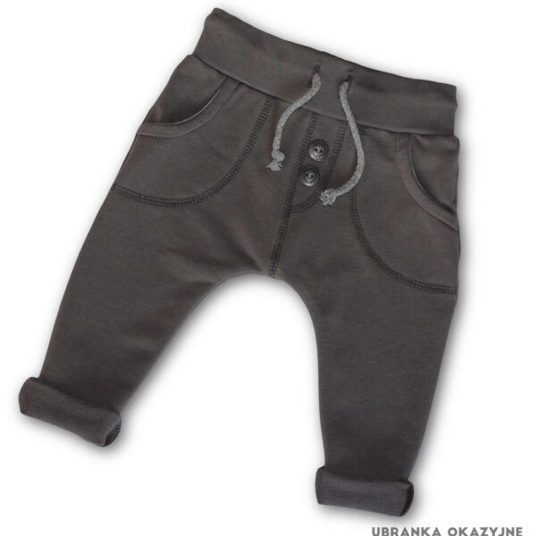 Wygodne szare spodnie baggy dla chłopca z obniżonym krokiem i sznurkiem
