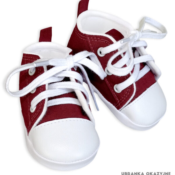 Bordowe trampki niemowlęce z białym noskiem i sznurówkami - wygodne niechodki