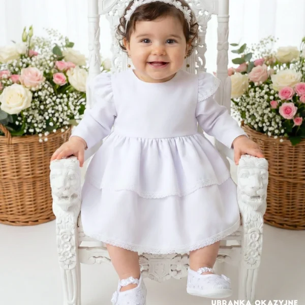 Elegancka sukienka na chrzest z koronkowym wykończeniem i warstwowym dołe