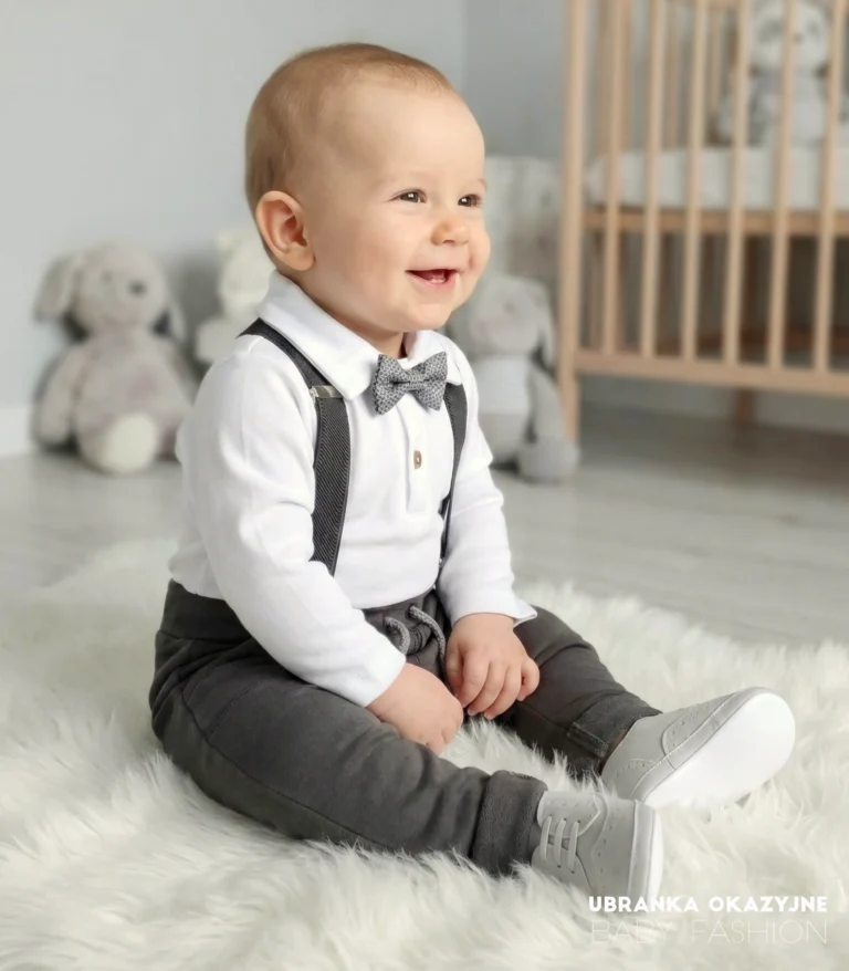 Eleganckie ubranko do chrztu dla chłopca: białe body koszulowe, szara mucha, szelki i spodnie.