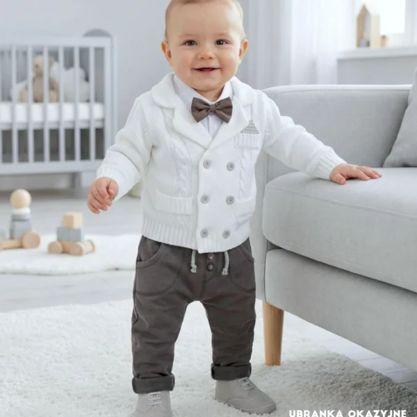 Elegancki komplet wizytowy dla chłopca: biały sweterek rozpinany, szare spodnie i szara muszka - idealny do chrztu.