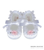 Balerinki Białe dla niemowlaka do chrztu z różowym kwiatkiem.